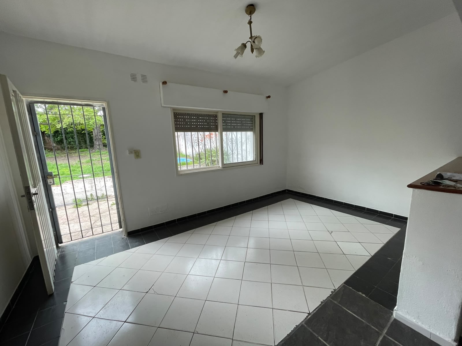 Living con salida al patio