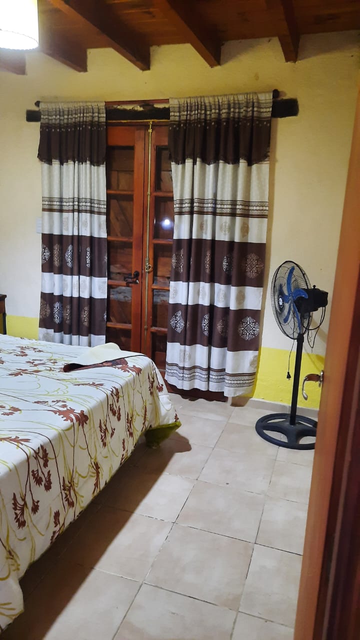 Dormitorio con cama doble