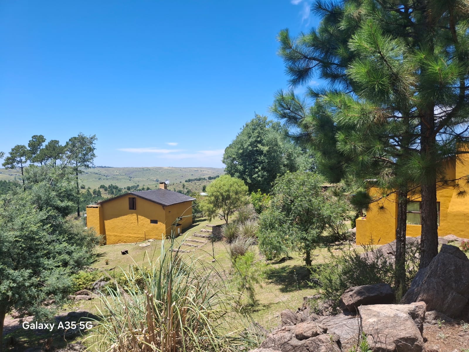 Vista de las cabañas y las sierras