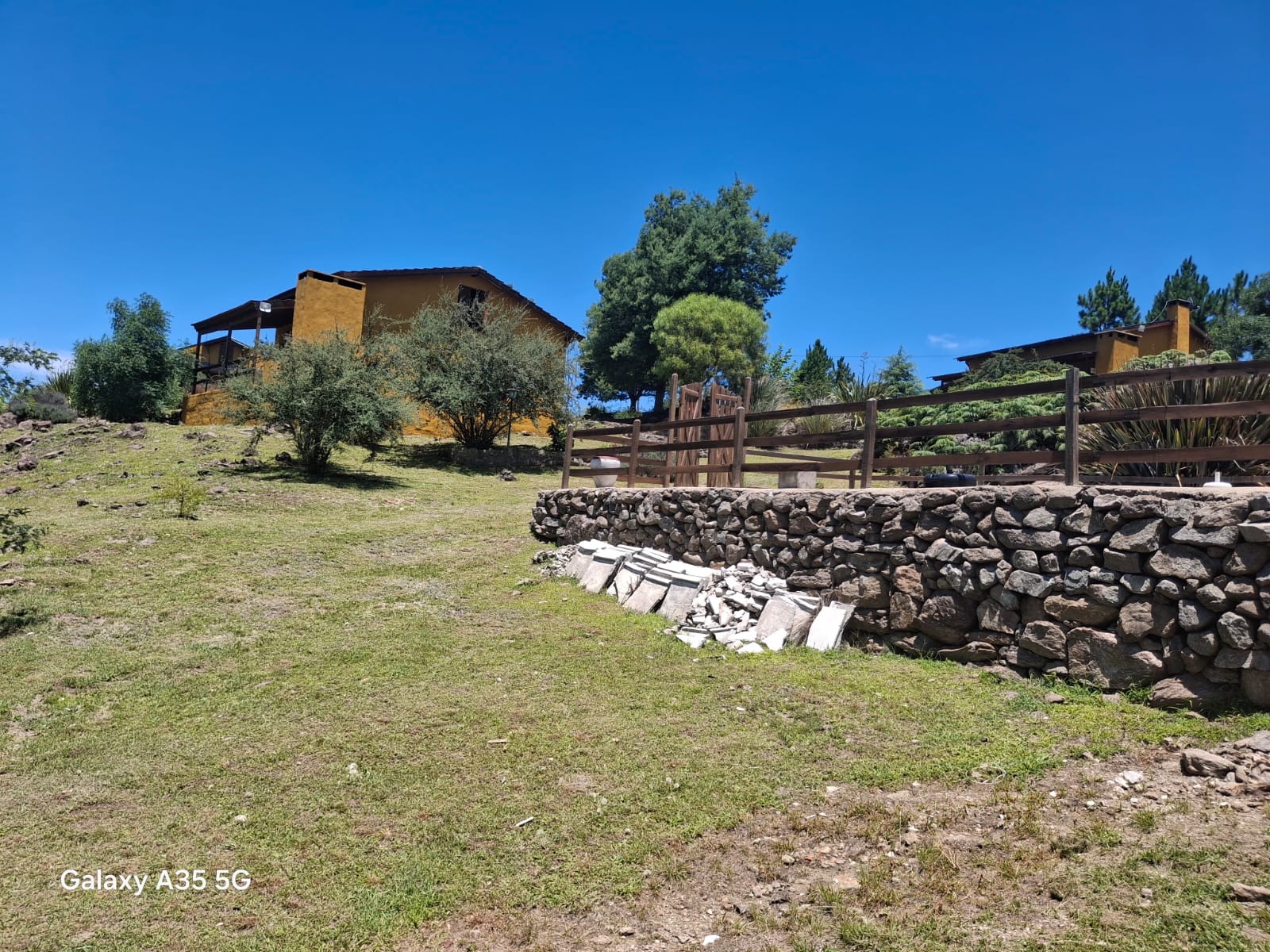 Cabañas y muro de piedra