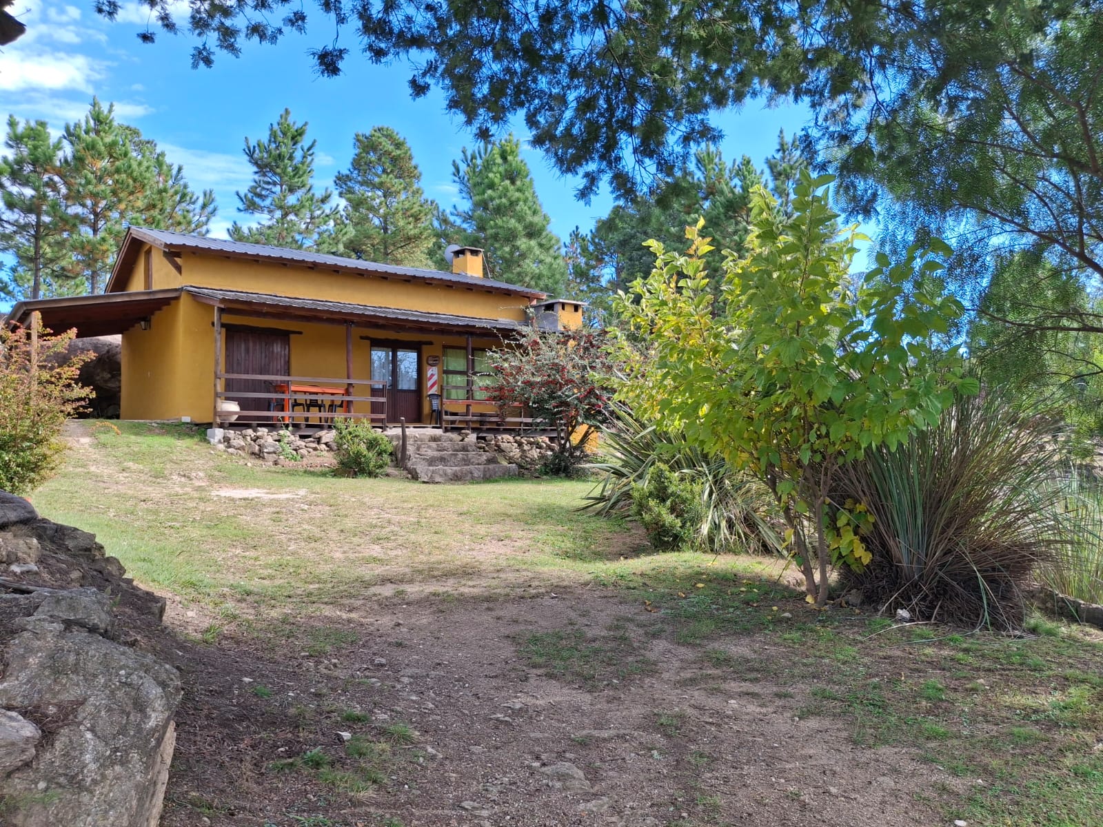 Fachada de cabaña con galería