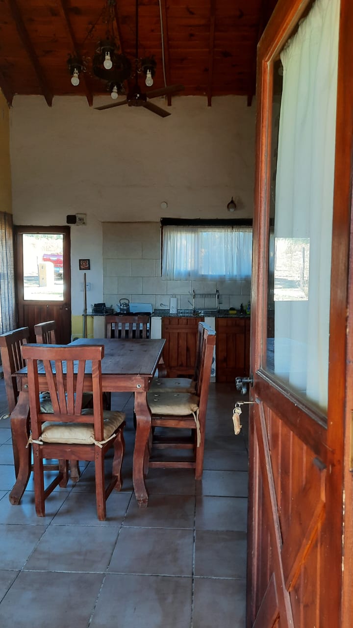 Comedor y cocina de cabaña