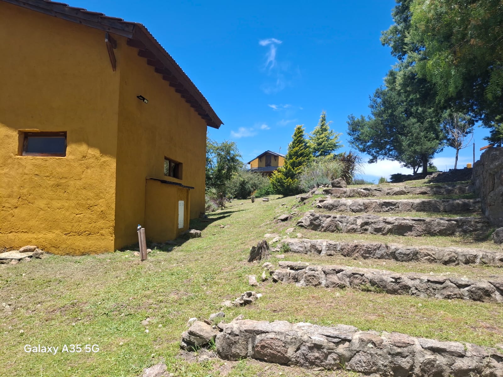 Cabañas y senderos de piedra