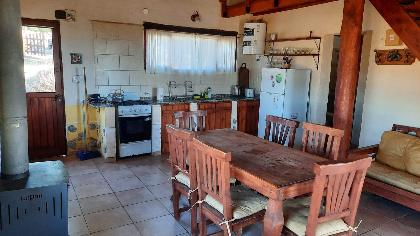 Comedor y cocina equipada